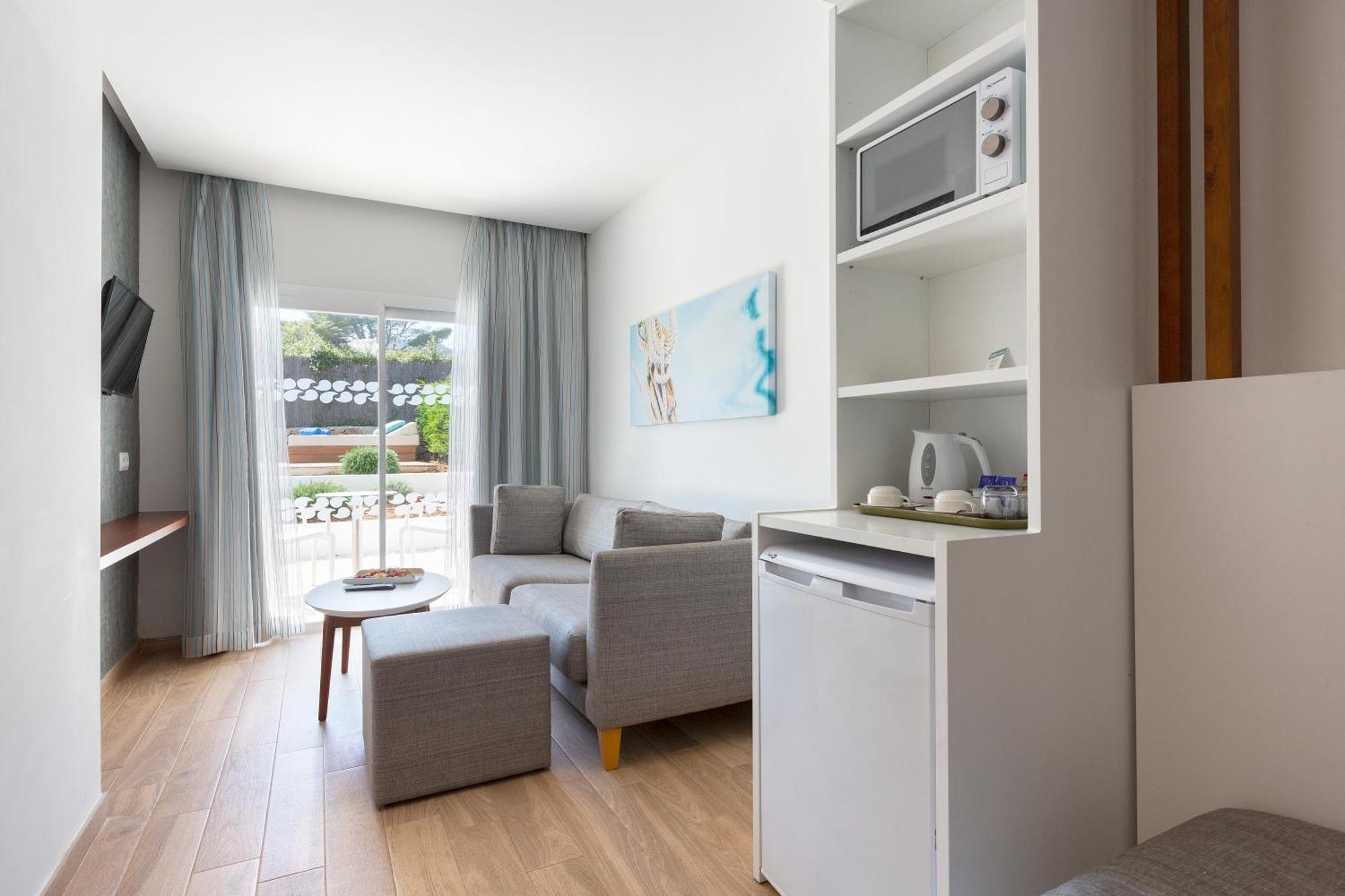 Premium Suite (2 Adults + 1 Child),1306801684:JPEG